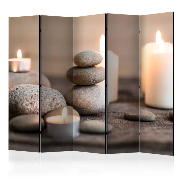 Relaxamento II - torre de pedra entre velas em um motivo oriental