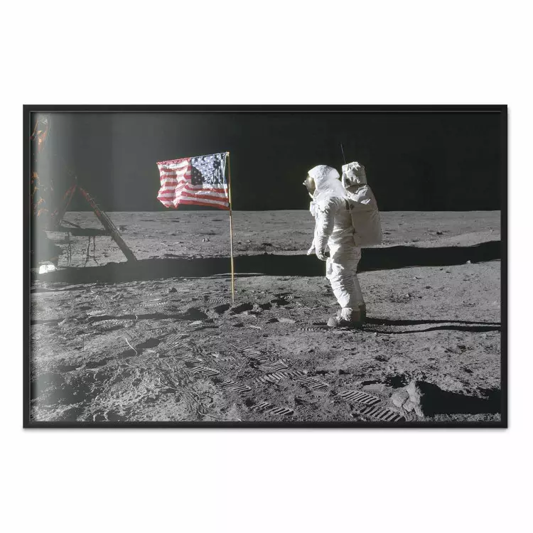 Sempre Primeiro - fotografia do homem na lua ao lado da bandeira americana