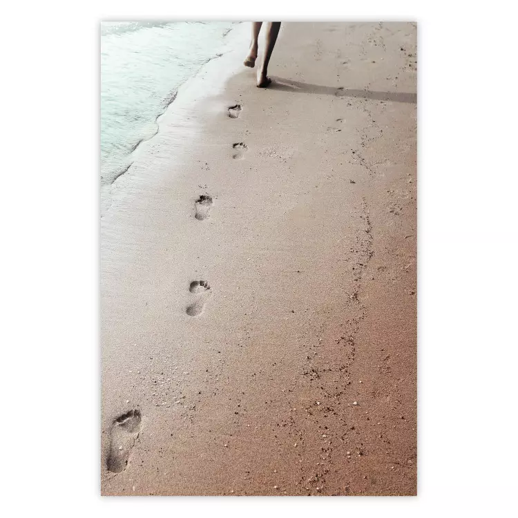 Traço Fugaz - composição com uma mulher correndo em uma praia de areia
