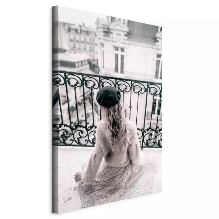 Sonho de Maio (1 peça) Vertical - mulher em uma varanda em Paris