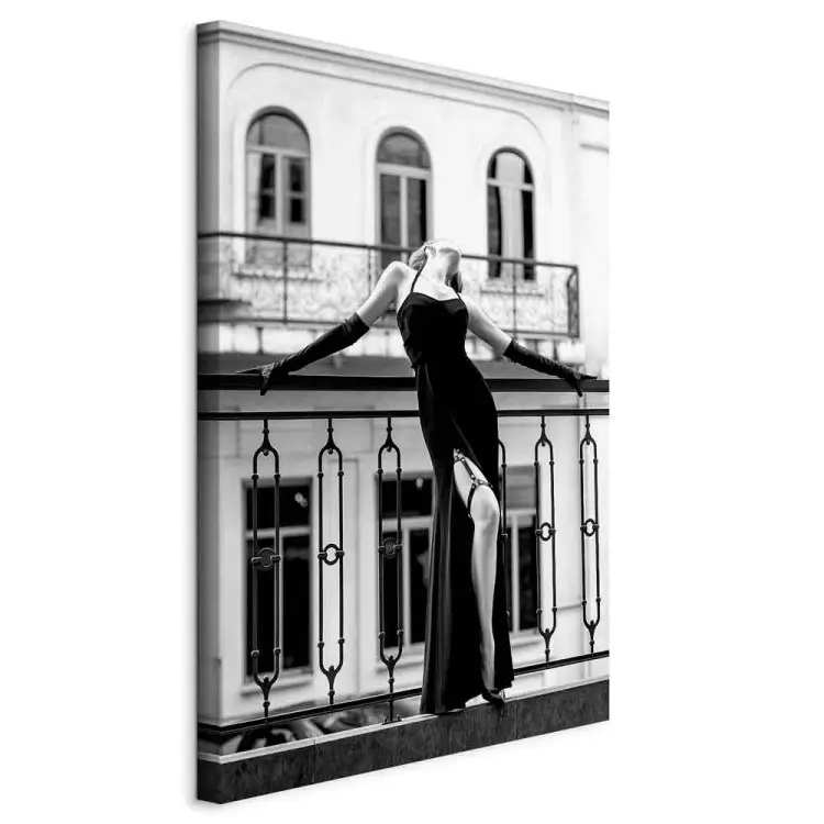 Mulher a dançar - fotografia a preto e branco com figura na varanda