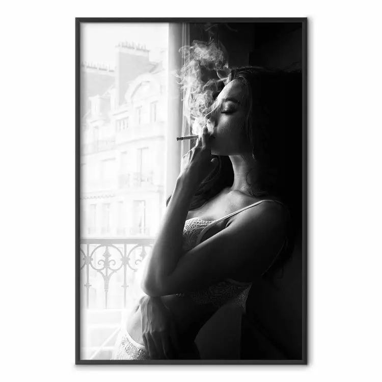 Momento Feliz - fotografia em preto e branco de uma mulher fumando um cigarro