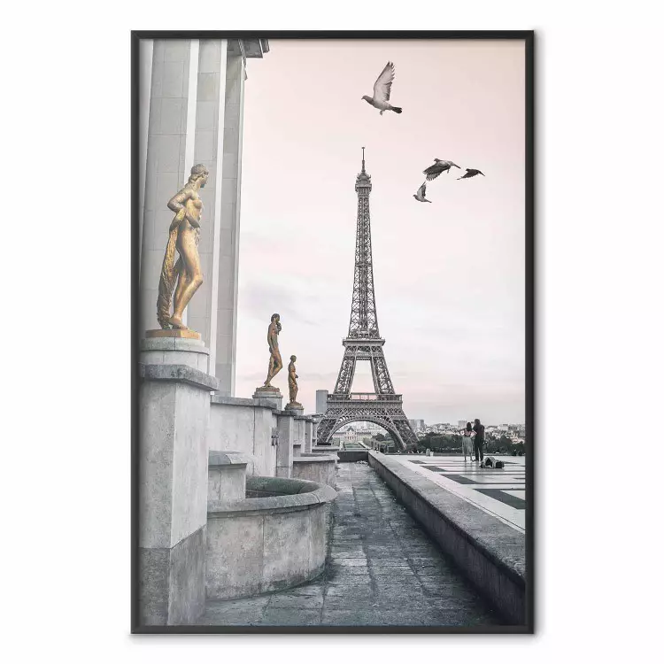 Voo para a Liberdade - estrutura com esculturas douradas contra o fundo da Torre Eiffel
