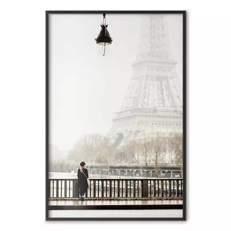 Espaço de Momentos Tranquilos - mulher contra o fundo da Torre Eiffel em Paris