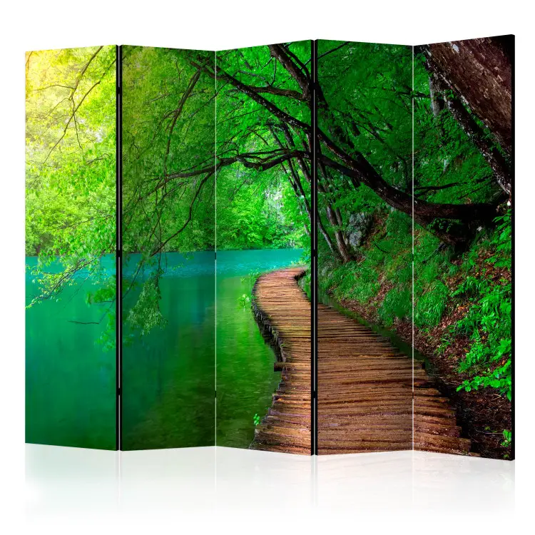 Paz Verde II - paisagem de um lago verde e ponte entre árvores