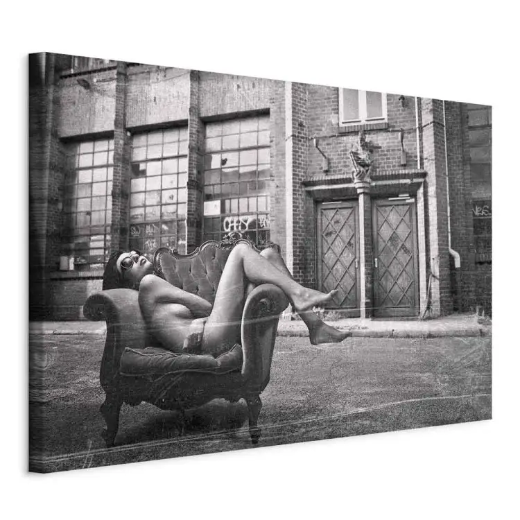 Mulher numa poltrona - fotografia a preto e branco em estilo glamour