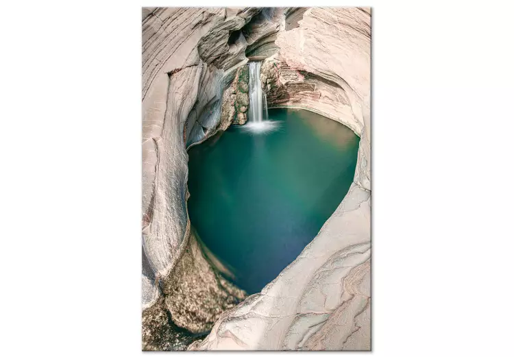 Baía fechada - imagem com uma cascata turquesa