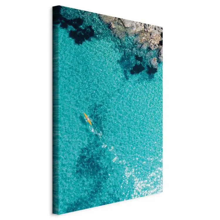 Água azul - paisagem marítima com água transparente e canoa amarela