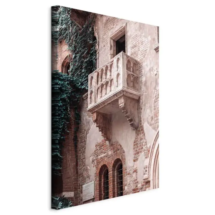 Varanda de uma casa de tijolo - fotografia urbana da cidade italiana