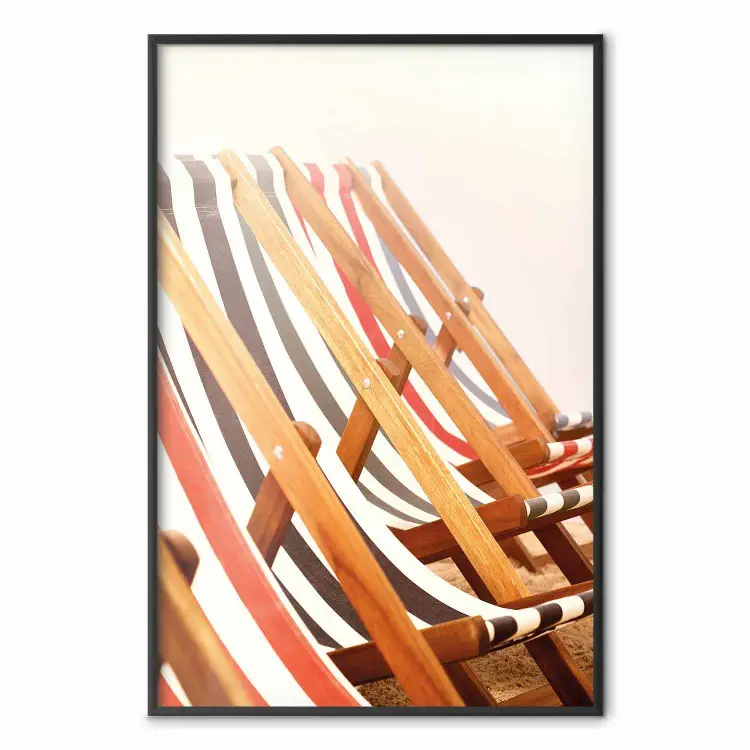 Banho de Sol - composição de verão com espreguiçadeiras coloridas na praia