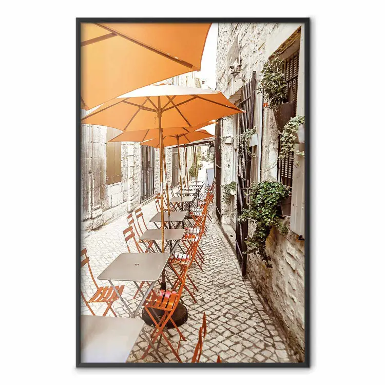 Manhã de Verão - mesas de restaurante e rua em uma cidade italiana