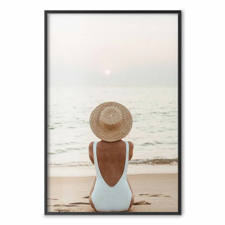 Descanso na Praia - mulher sentada na areia com o pôr do sol ao fundo