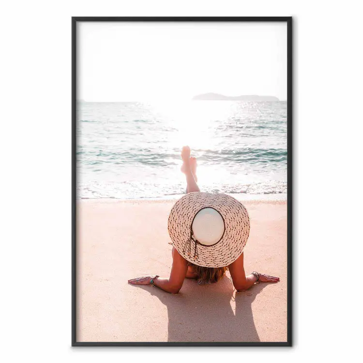 Campo na Praia - uma paisagem de verão com uma mulher ao fundo de um mar calmo