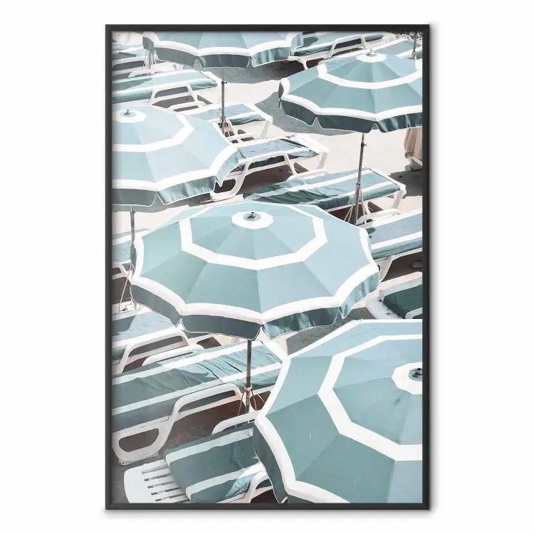 Guarda-Sóis Turquesa - paisagem de verão de uma praia de areia cheia de espreguiçadeiras