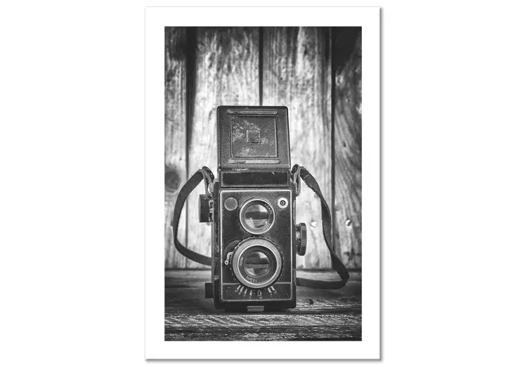 Máquina fotográfica antiga - retro a preto e branco com tábua no fundo