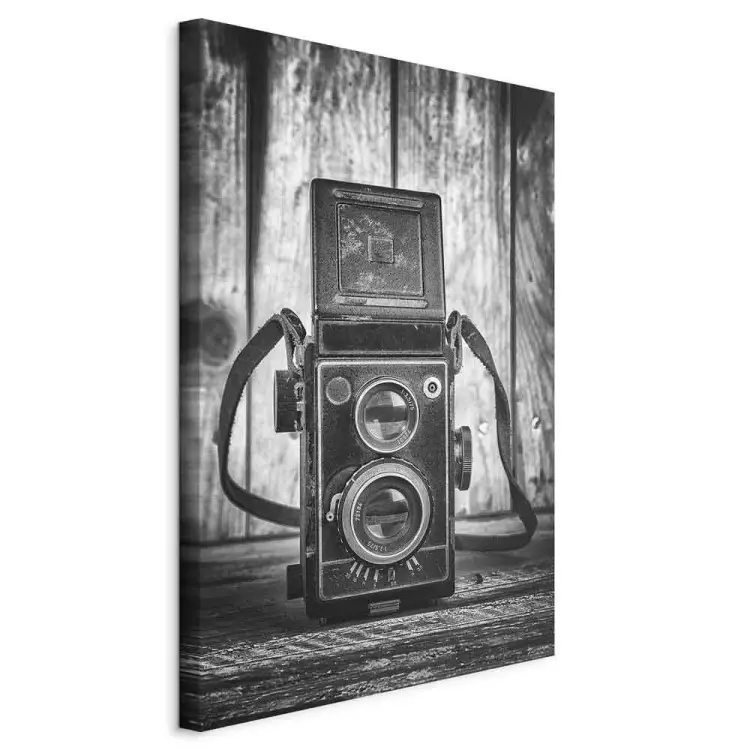 Máquina fotográfica antiga - retro a preto e branco com tábua no fundo