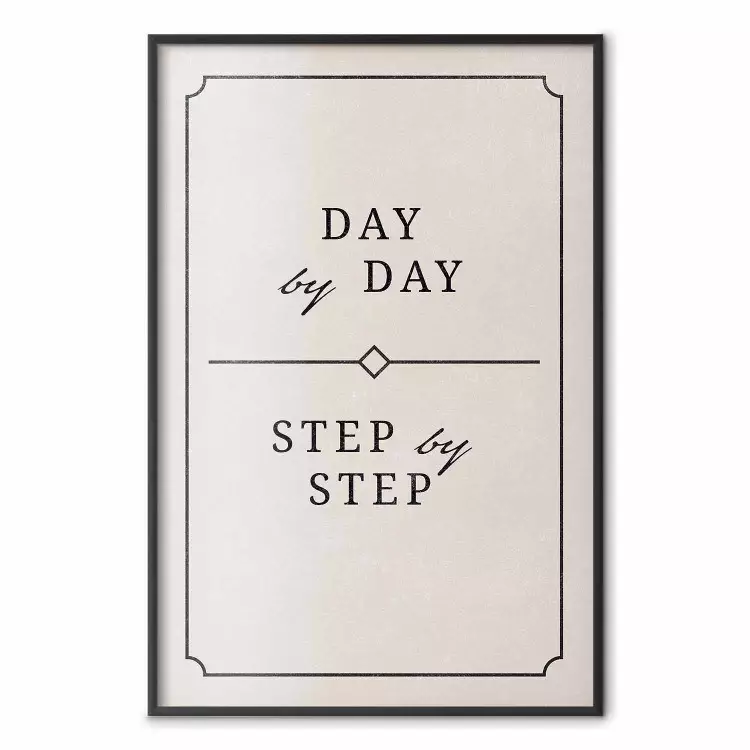 Day by day - composição simples em letras inglesas sobre um fundo bege