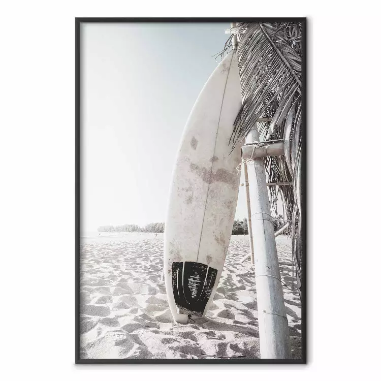 Prancha de Surf - paisagem de verão de uma praia de areia contra o céu