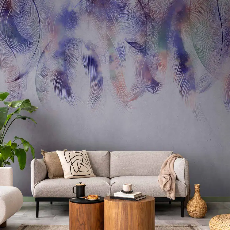 Natureza Minimalista - penas de pássaro roxo com desenhos em fundo cinza
