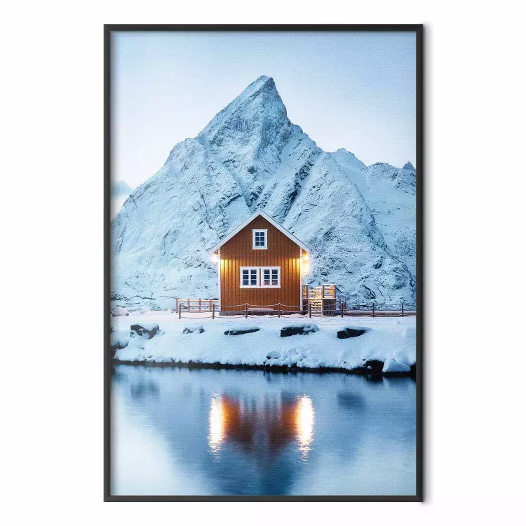 Cabana na Noruega - paisagem de inverno majestosa de uma cabana contra montanhas
