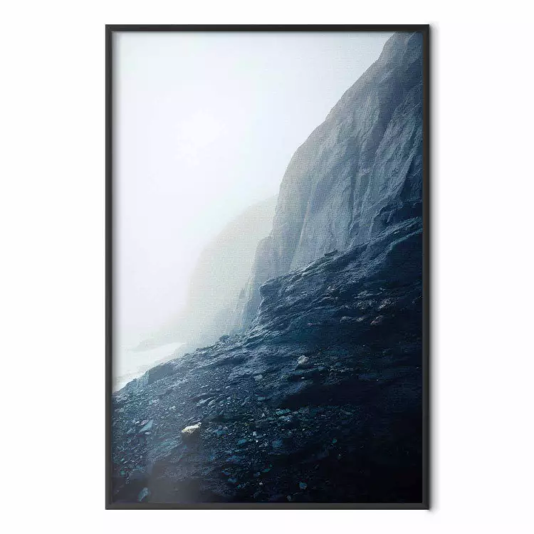Estátua em Bruma - paisagem de penhascos rochosos sobre a água em espessa neblina