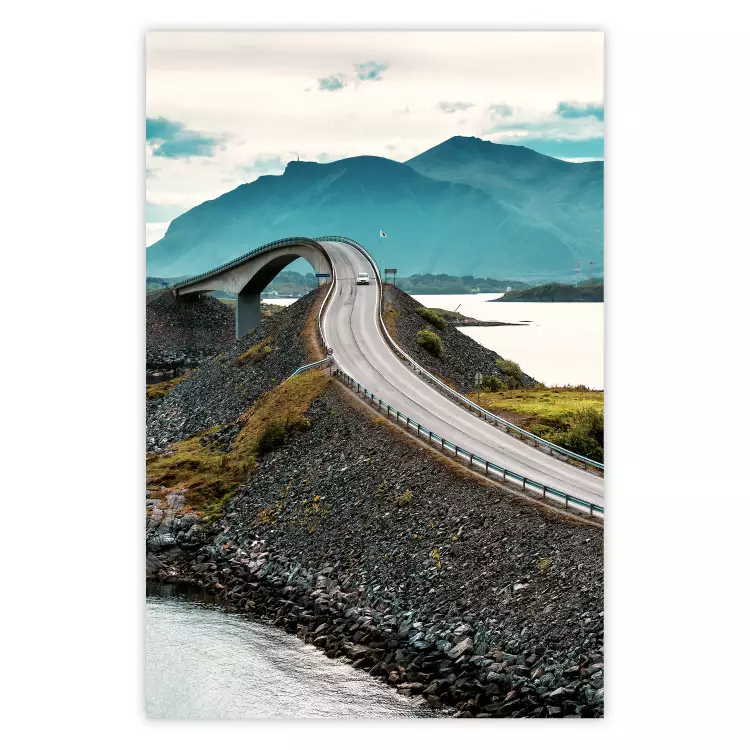 Estrada pelos Lagos - paisagem de uma estrada e ponte contra montanhas altas