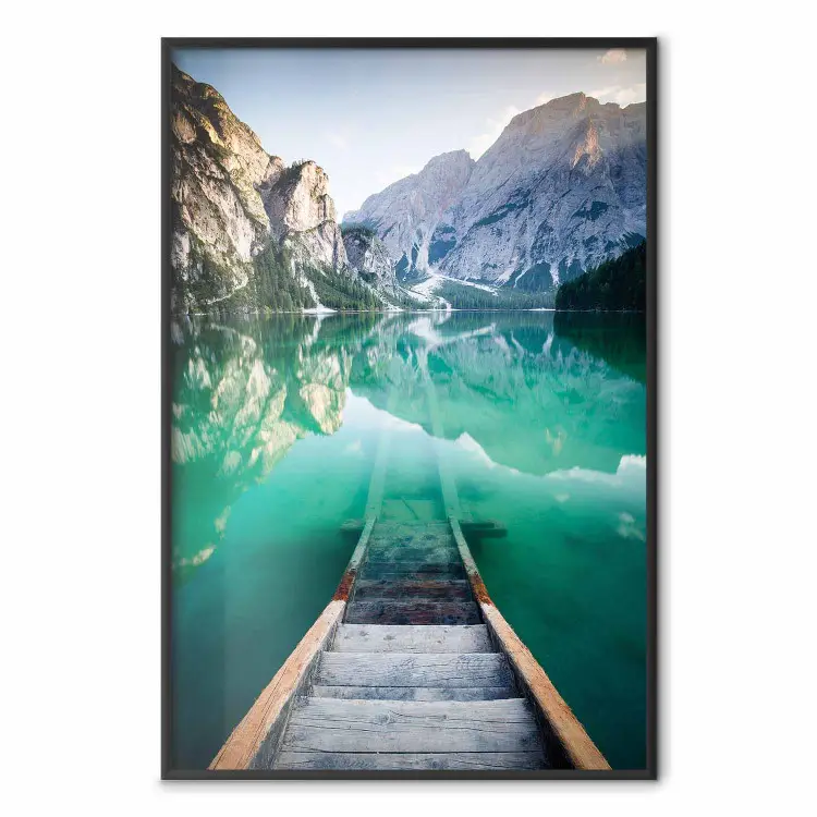 Início da Aventura - paisagem de um lago azul contra montanhas altas