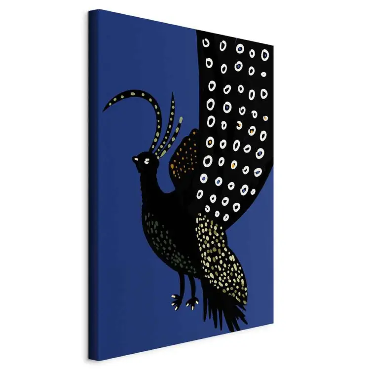Pavão Oriental Vertical - pássaro preto em fundo azul-marinho