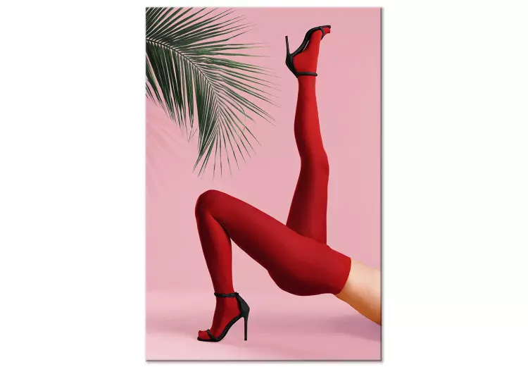Meias Vermelhas (1 peça) - pernas femininas contra um fundo de palmeira verde
