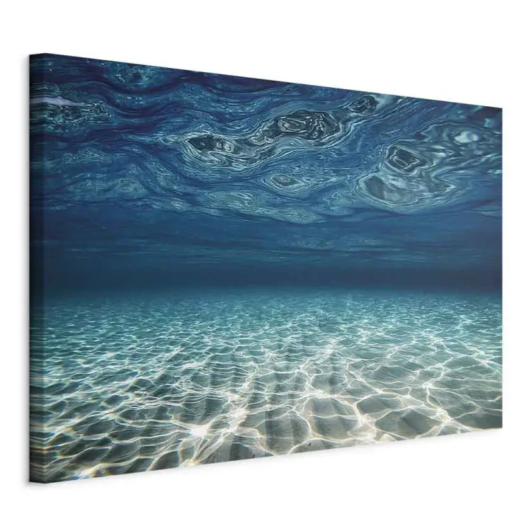 Oceano azul - mar profundo com ondas e areia turquesa