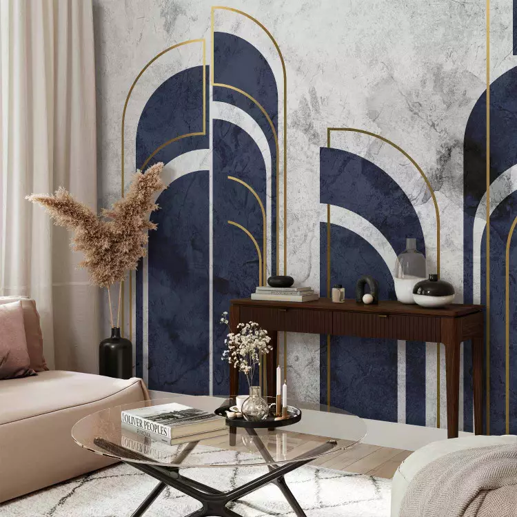 Elegância azul escura - formas escuras e arcos dourados sobre betão
