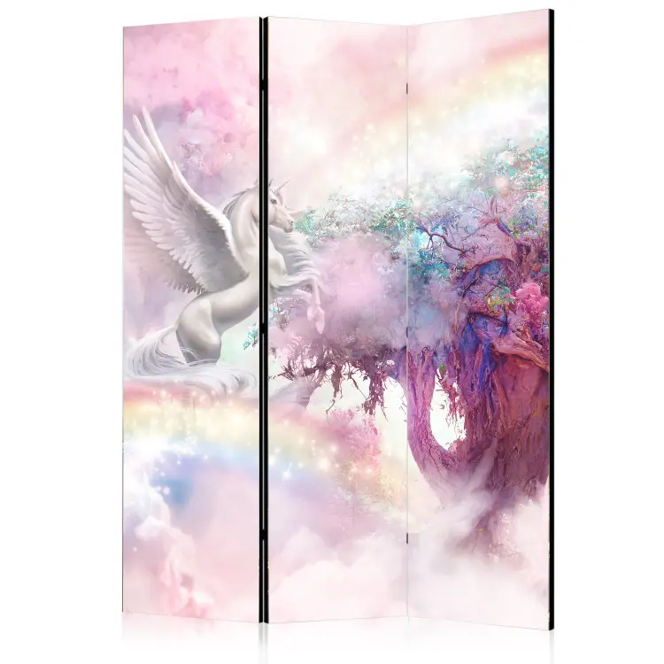 Unicórnio e árvore mágica - terra cor-de-rosa e arco-íris nas nuvens