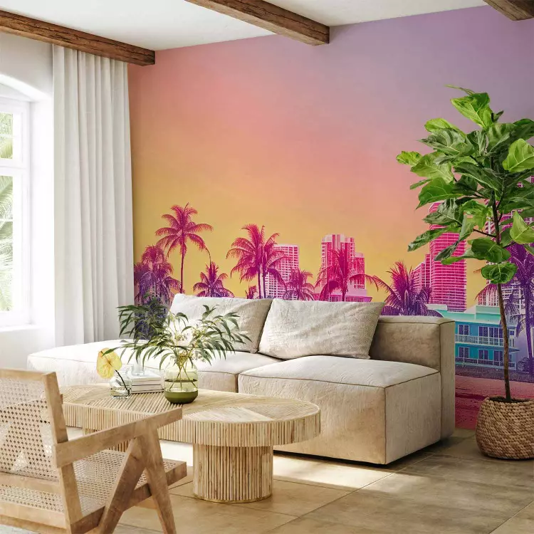 Praia ao pôr do sol - arranha-céus coloridos com palmeiras e areia
