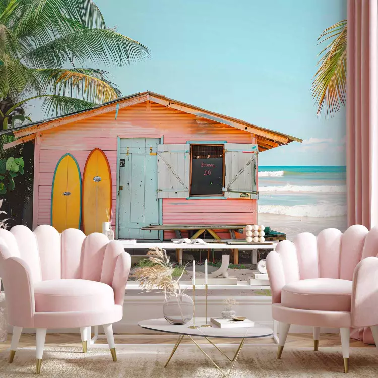 Surf Shack - bungalow de cor pastel com duas pranchas de surf e palmeiras