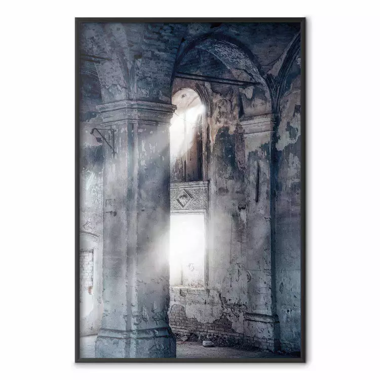 Um raio de sol - luz a entrar por uma janela num edifício em ruínas