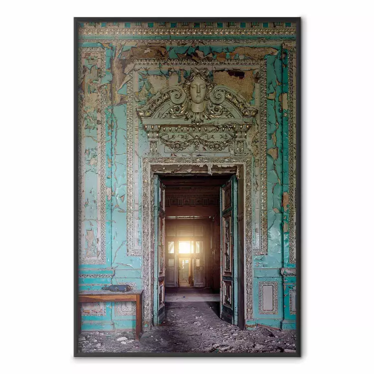 Decoração histórica - uma entrada ricamente decorada num edifício abandonado