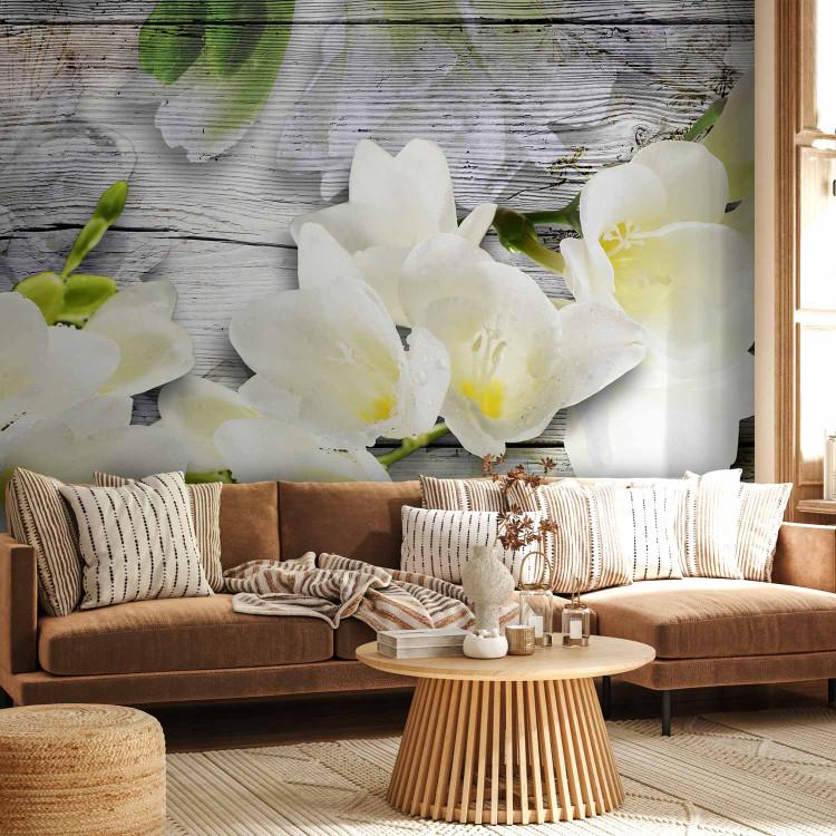 Mural de parede Beleza da Natureza - Flor de Frésia Branca com Sombra em Fundo de Madeira Cinza