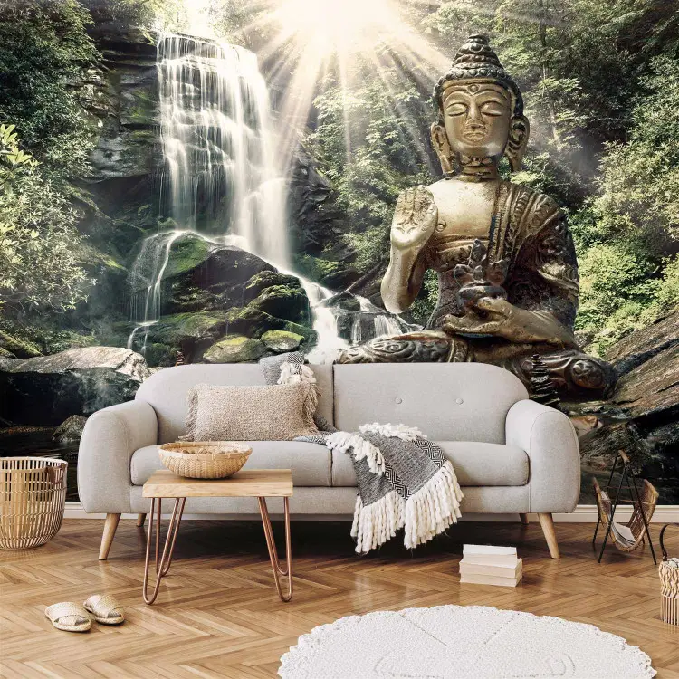 Cascata asiática - paisagem oriental com uma figura de Buda grande