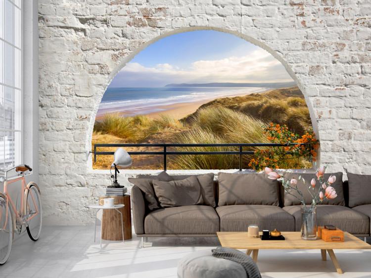 Mural de parede Vista da Janela - paisagem com mar e praia arenosa cercada por tijolos