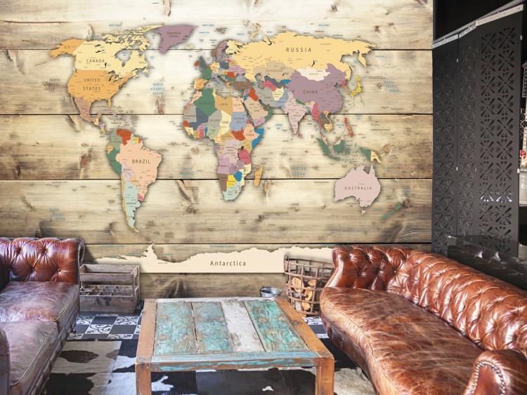 Mural de parede Países e Cidades - mapa colorido do mundo com inscrições em placas de madeira