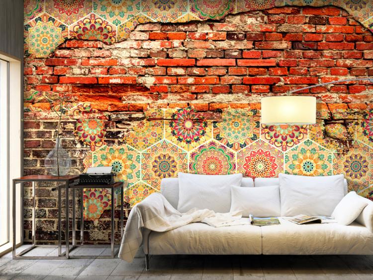 Mural de parede Combinação Energética - mosaico colorido em fundo de tijolos vermelhos