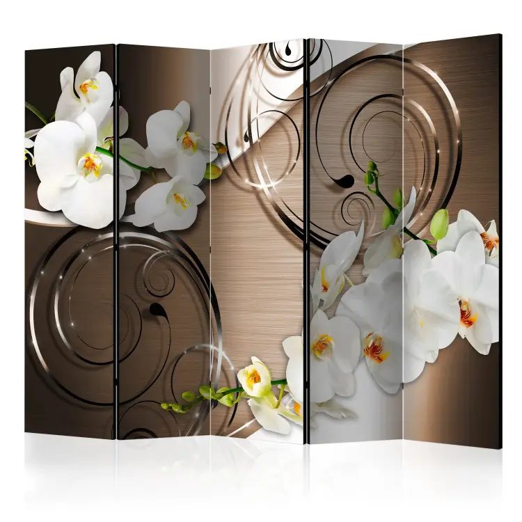 Confiança II - flor de orquídea em um fundo de ornamentos de metal e bronze