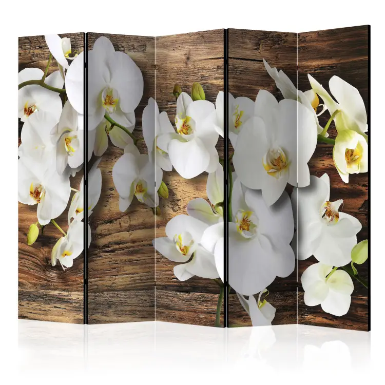 Orquídea da Floresta II - flores de orquídea branca em um fundo de textura de madeira