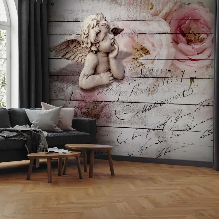 Anjo e paz - flores rosas sobre fundo vintage de tábuas em tons claros