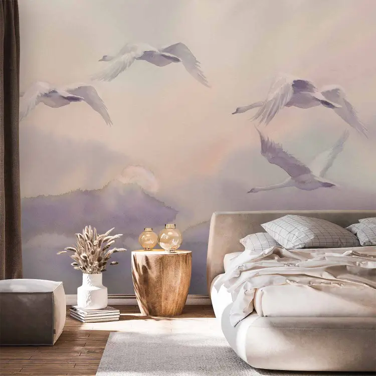 Cisnes em voo - aves sobre fundo de céu claro